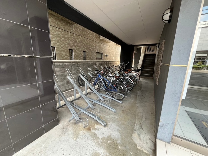 駐輪場 MODENA近代美術館