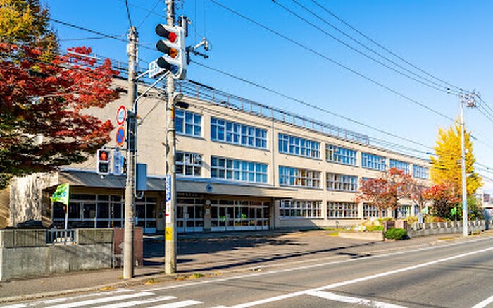 札幌市立八軒小学校(小学校)まで850m トトロの杜Ⅲ
