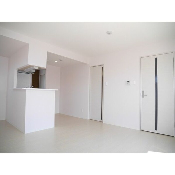 居室 CURTIS HASSAMU