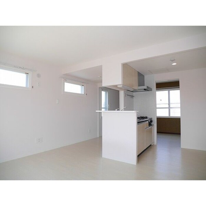 居室 CURTIS HASSAMU