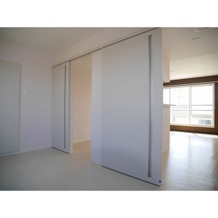 居室 CURTIS HASSAMU