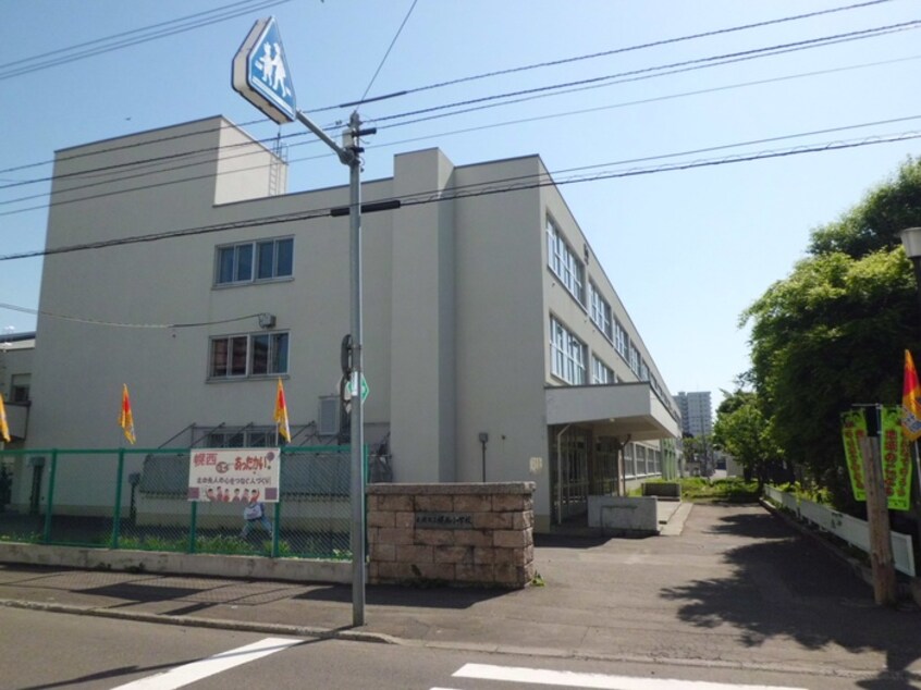 幌西小学校(小学校)まで360m Red Orb YAMAHANA