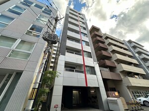 カレラ近代美術館前