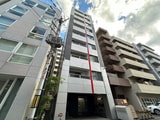 カレラ近代美術館前