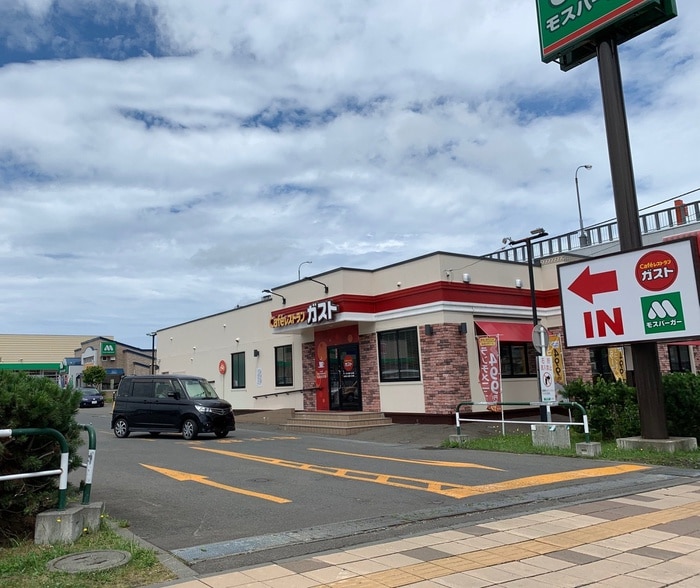 ガスト(その他飲食（ファミレスなど）)まで404m リンツ西野