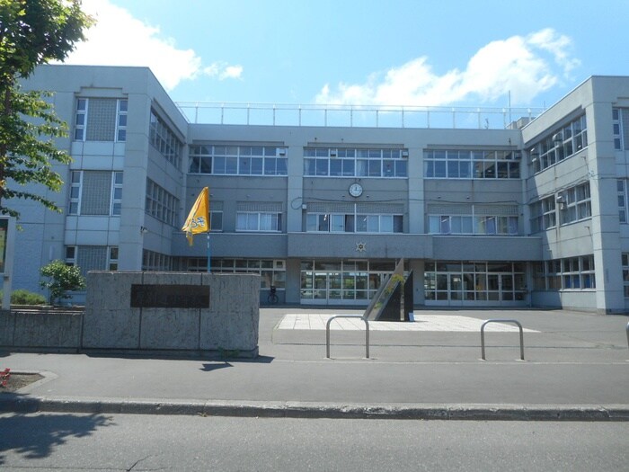 厚別通小学校(小学校)まで1000m ルミエ－ル第２大同