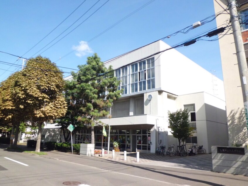 伏見中学校(中学校/中等教育学校)まで480m メゾンドール藻岩