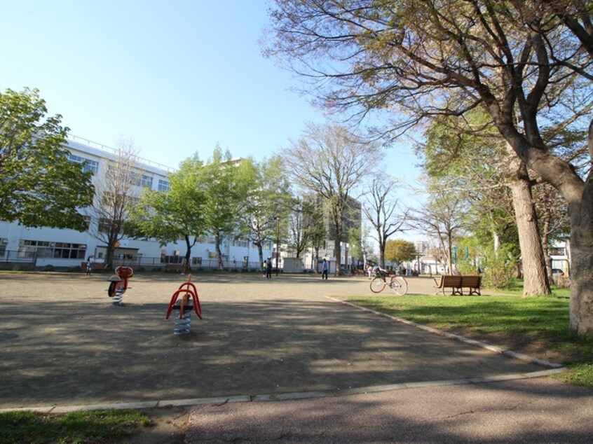 豊平公園(公園)まで700m グランフォーレＳ