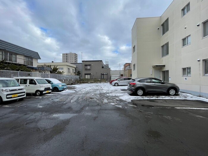 駐車場 ＥＹＥ ＳＴＡＧＥ　山鼻