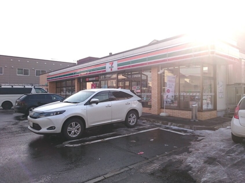 セブンイレブン(コンビニ)まで587m 伏見１７ハイツ