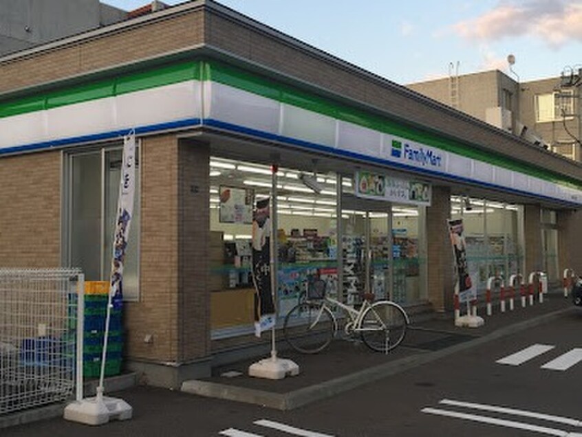 ファミリーマート(コンビニ)まで600m グランミレニアム中の島通り