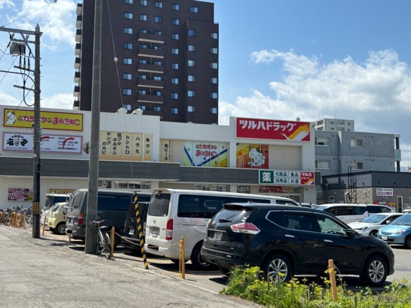 ツルハドラッグ(ドラッグストア)まで500m フェスタリア麻生