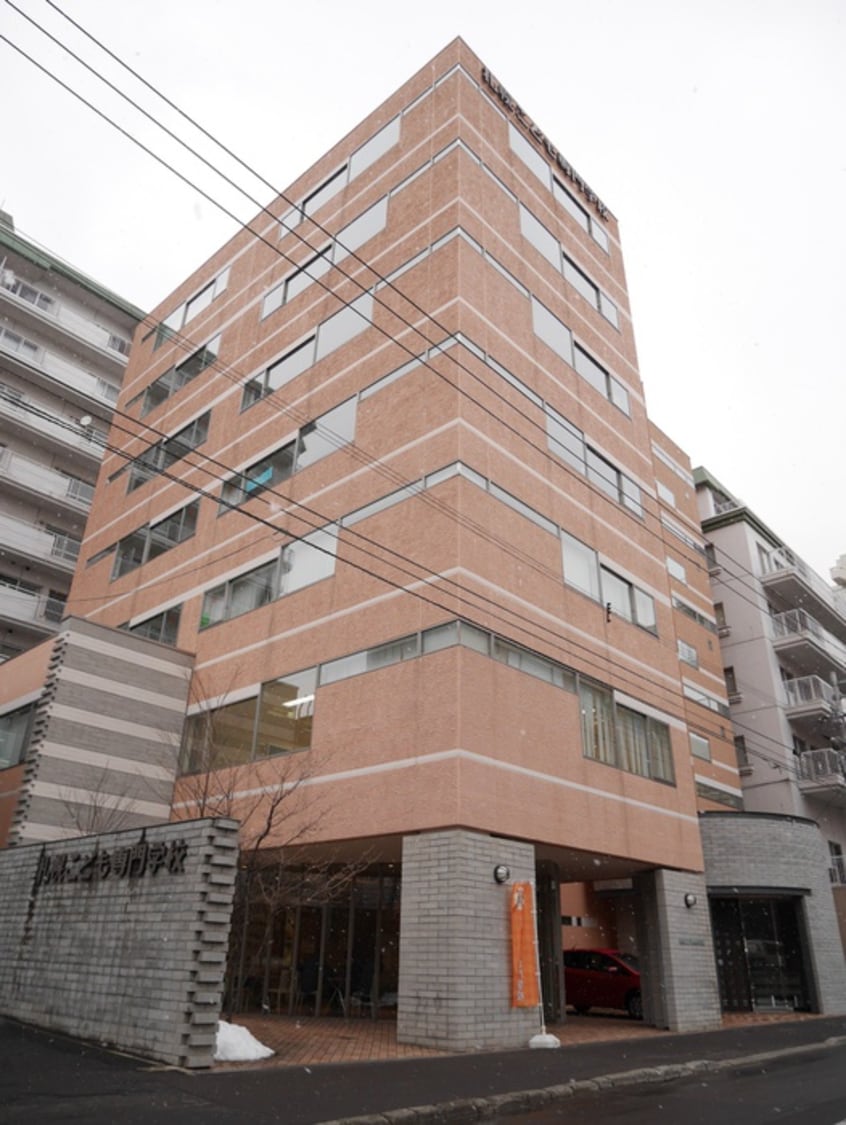 札幌こども専門学校(大学/短大/専門学校)まで800m ラフィナ－ト近代美術館