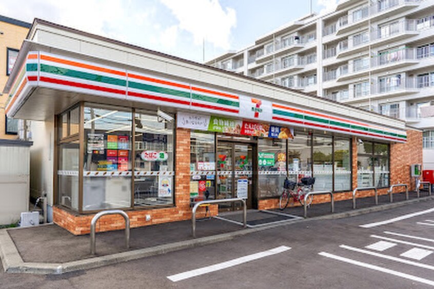 セブン-イレブン 札幌八軒５条西９丁目店(コンビニ)まで650m レジデンス泉