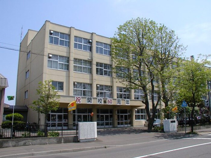 札幌市立美香保小学校(小学校)まで300m ハートフルコート18