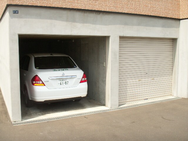 駐車場 ホワイトスト－ン