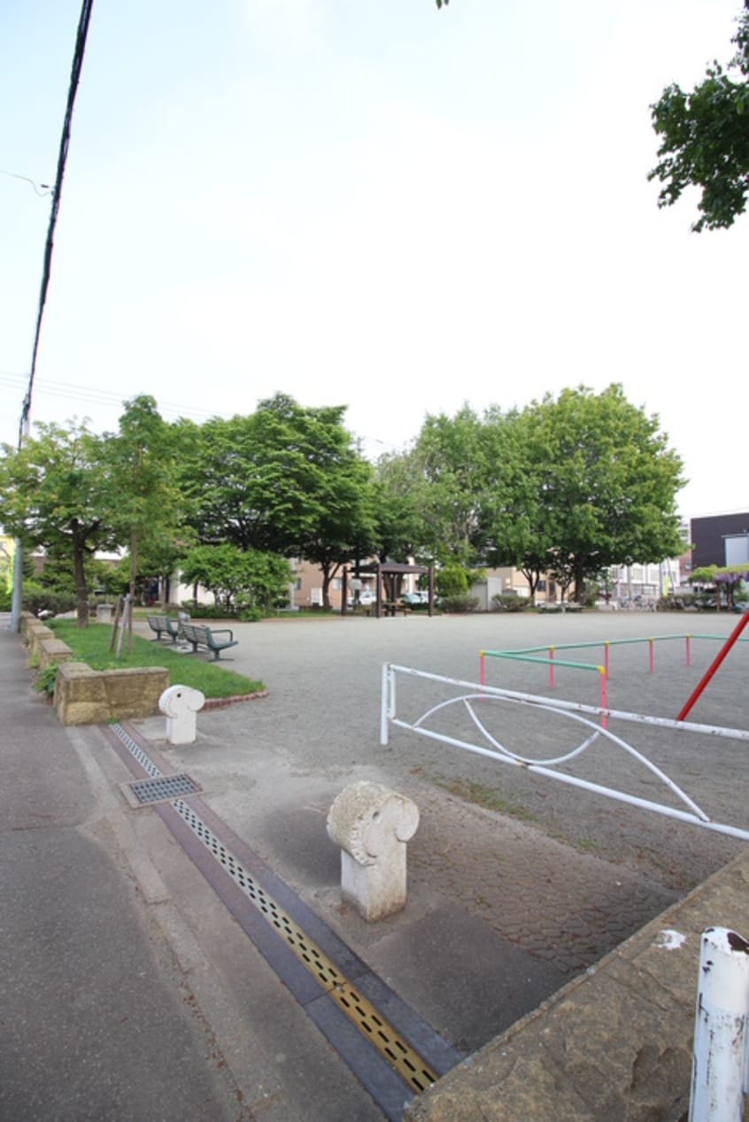 幌西やくも公園(公園)まで200m メゾン・ド・ソレイユ