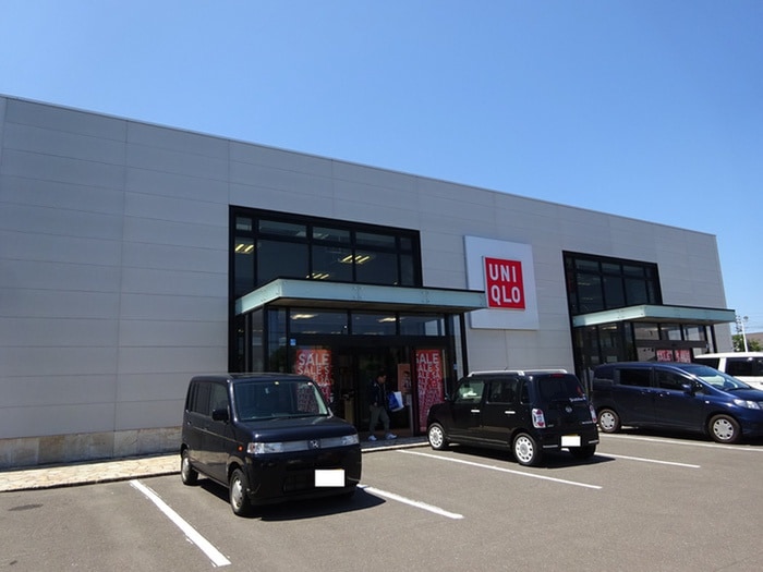 ユニクロ(ショッピングセンター/アウトレットモール)まで1900m シェ－ン