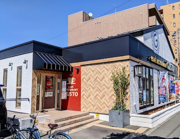 ガスト(その他飲食（ファミレスなど）)まで300m FIORITURA　MOTOMACHI