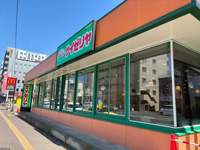 サイゼリヤ(その他飲食（ファミレスなど）)まで450m グランパーク麻生