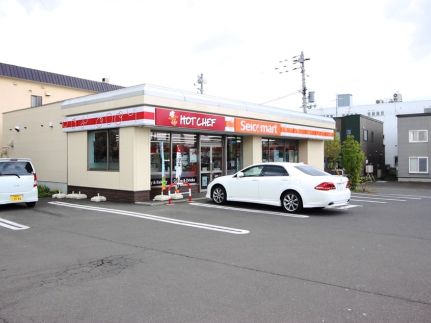 セイコーマート　八軒１０条店(コンビニ)まで300m Ｅａｓｔ Ｃｏｕｒｔ８９４