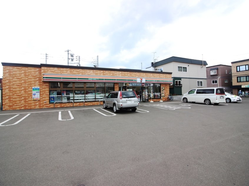 セブンイレブン　札幌八軒８条店(コンビニ)まで280m Ｅａｓｔ Ｃｏｕｒｔ８９４