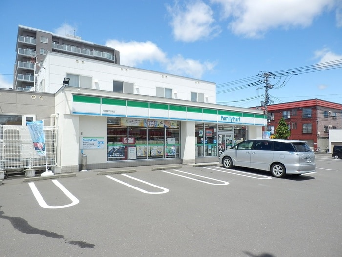 ファミリーマート(コンビニ)まで370m プリオール月寒東
