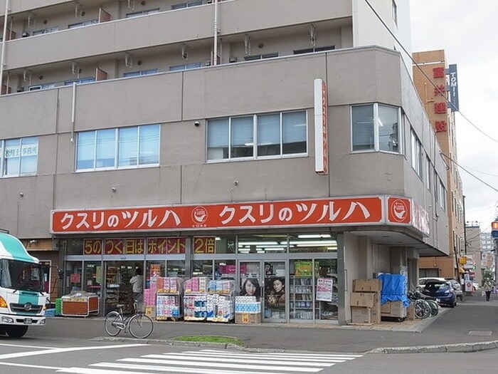 ツルハドラッグ 北13条店、〒001-0013 北海道札幌市(ドラッグストア)まで450m ブランノワール煌