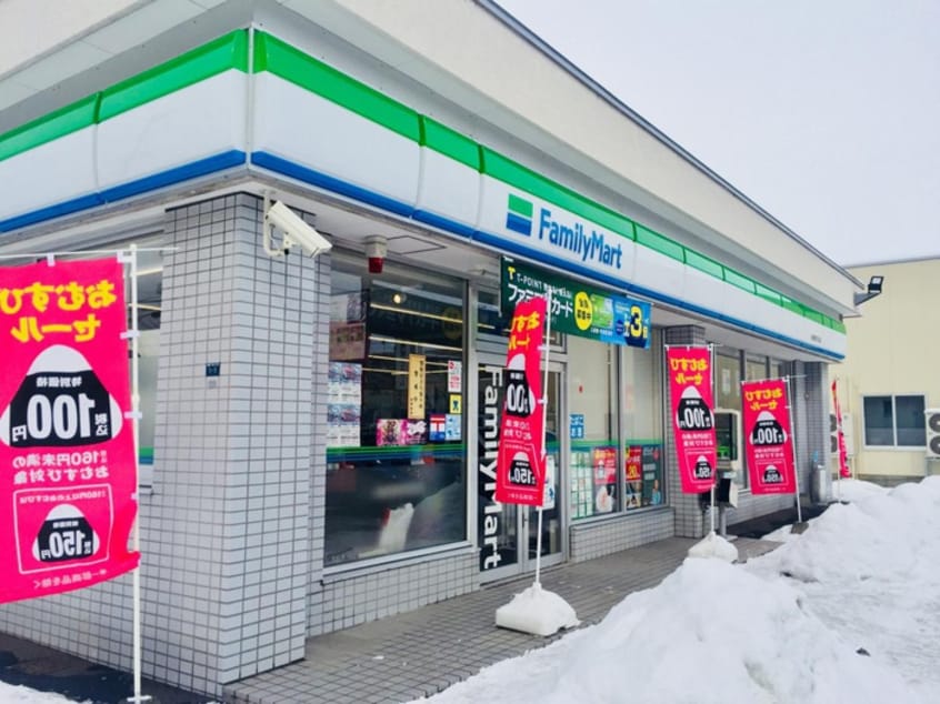 ファミリーマート(コンビニ)まで500m パインヴィレッジユー