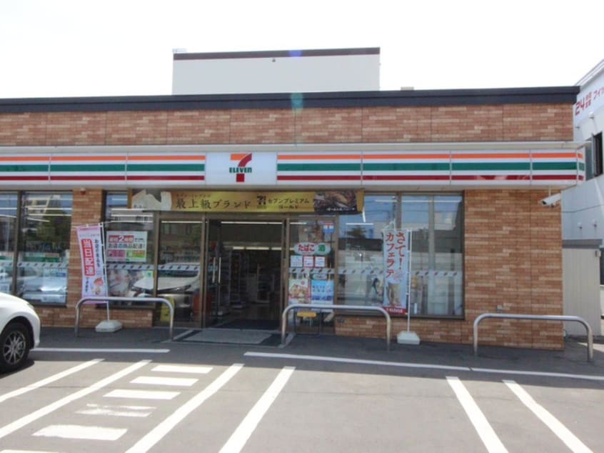 セブンイレブン(コンビニ)まで307m 輪島ﾋﾞﾙ