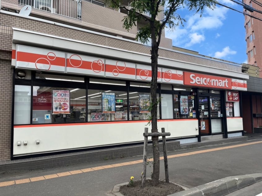 セイコーマート南郷13丁目通店(ドラッグストア)まで687m グランディール南郷１３