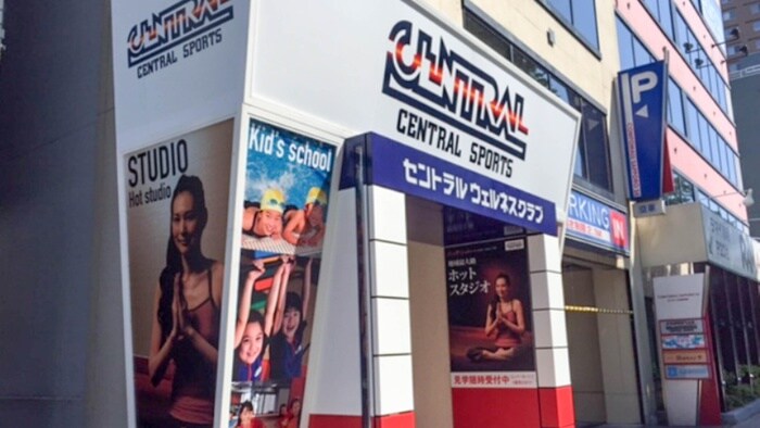 スポーツクラブ(その他飲食（ファミレスなど）)まで650m ドエル札幌南6条Ⅱ