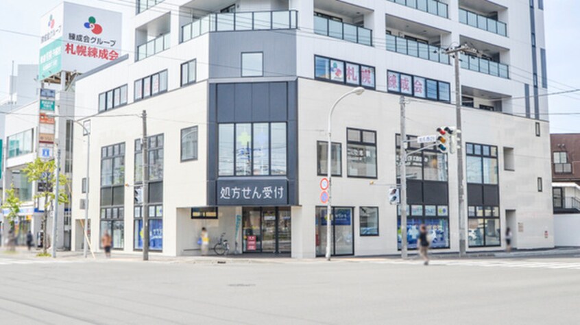 サッポロドラッグストア(ドラッグストア)まで400m アルファスクエア宮の森2条