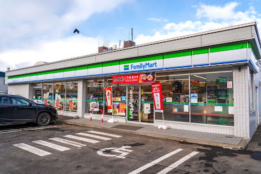 ファミリーマート 札幌新川１条６丁目店(コンビニ)まで650m エヴァ八軒