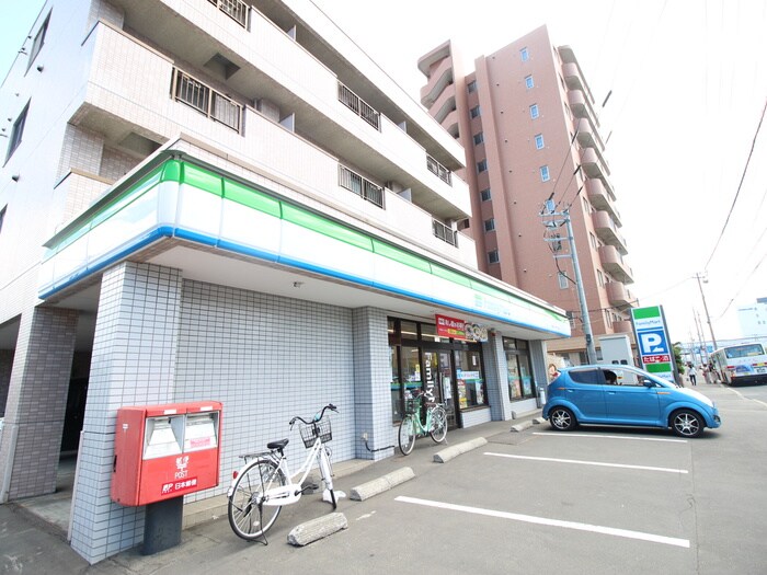ファミリーマート(コンビニ)まで563m ハイツＫ．Ｆ