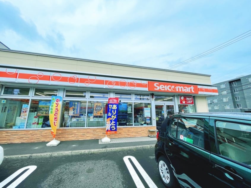 セイコーマート(コンビニ)まで500m ルミエール新道東駅