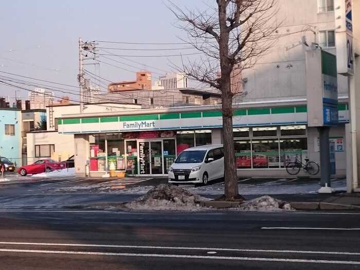 ファミリーマート札幌南12条店(コンビニ)まで550m グランメール幌西A
