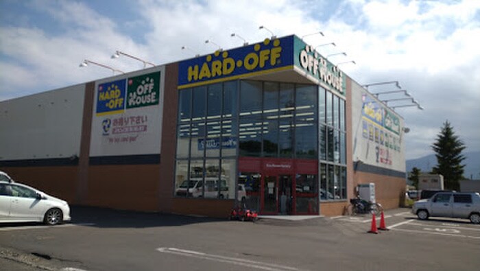 ハードオフ(ディスカウントショップ)まで1100m スカイパレス三番館