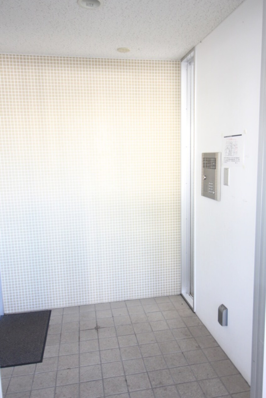 エントランス部分 ブラントゥ－ル伏見