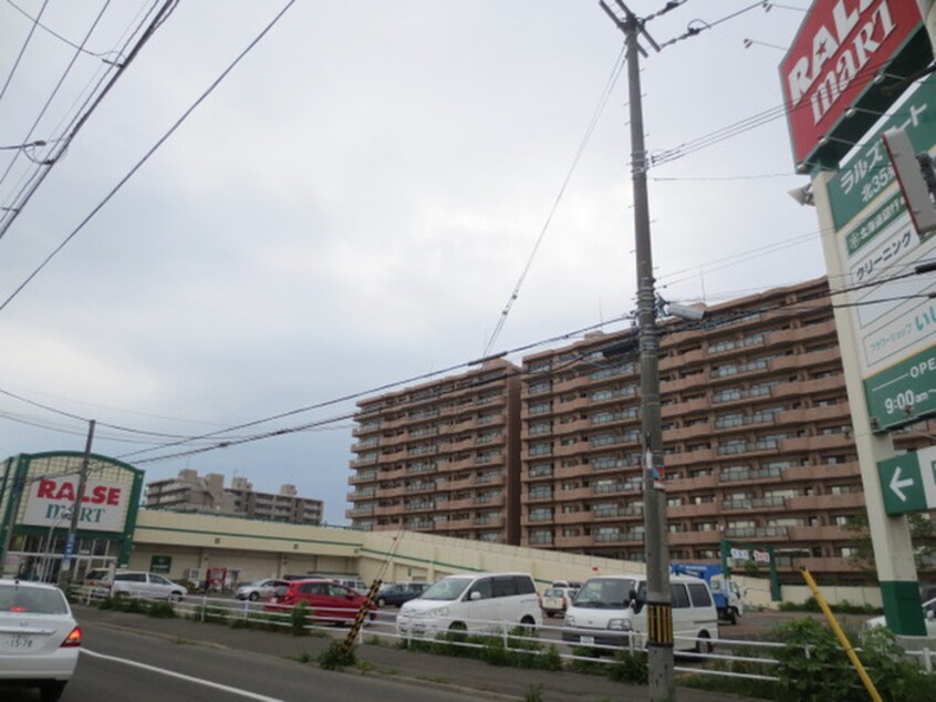 ラルズマート(スーパー)まで1105m ＳＫ３６
