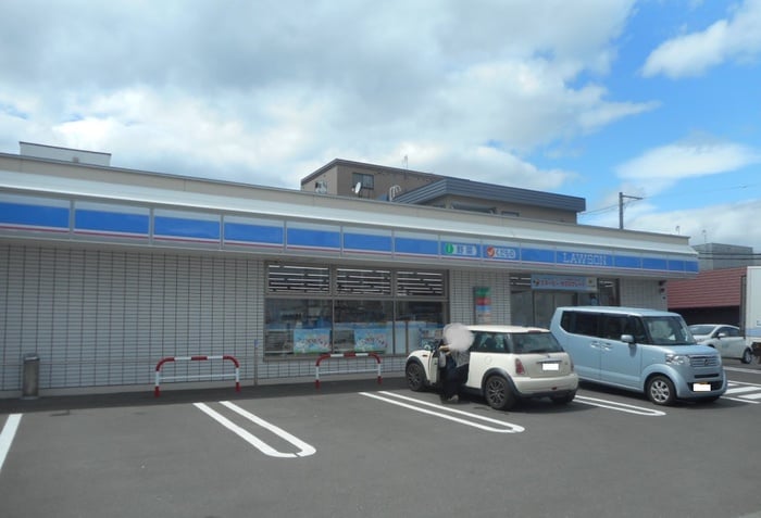 ローソン 札幌本郷通七丁目店(コンビニ)まで1300m ラグジースペース南郷