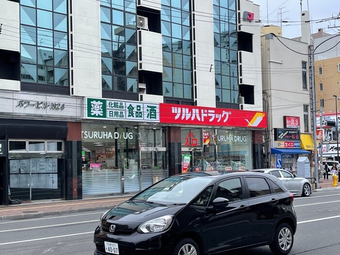 ツルハドラッグ(ドラッグストア)まで995m カ－ナハギナカ