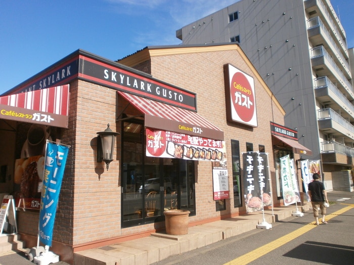 ガスト(その他飲食（ファミレスなど）)まで500m リリアンⅡ