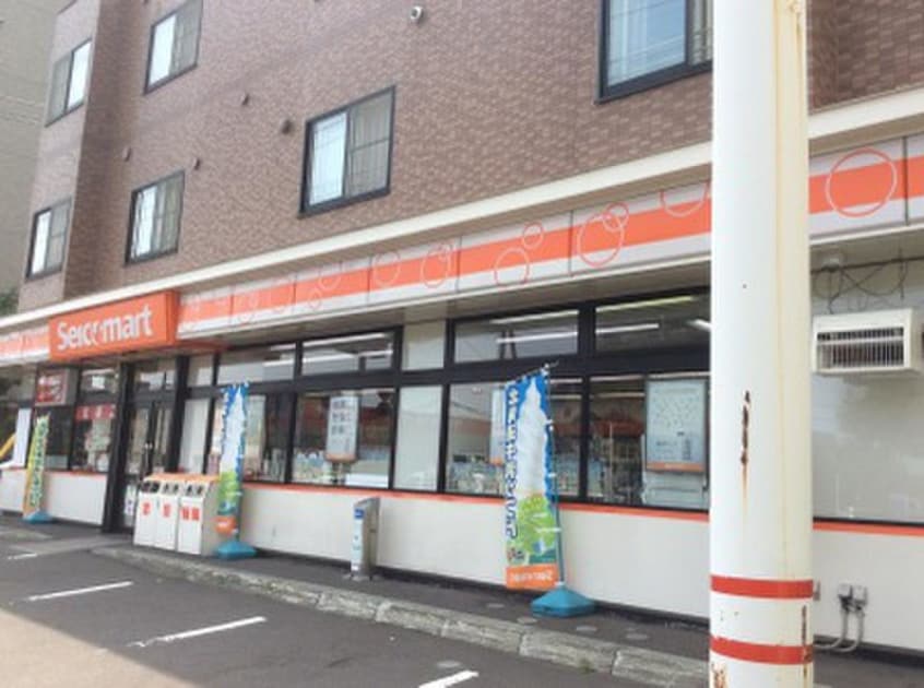 セイコーマート(コンビニ)まで260m ﾍﾞﾙｺｰﾄ西野