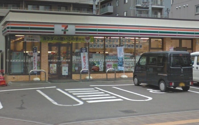 セブンイレブン(コンビニ)まで150m ﾗｲｵﾝｽﾞｳﾞｨｱｰﾚ大通第2(902)