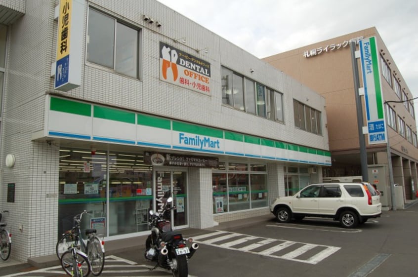 ファミリーマート(コンビニ)まで650m Ｌａ　Ｍｅｒｉｄｉａｎ