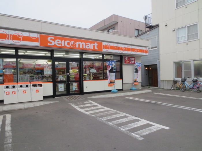 セイコーマート(コンビニ)まで190m ロックビレッジ２３(2F・3F)