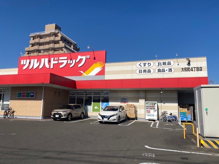 ツルハドラッグ(ドラッグストア)まで700m グランマーレKMK