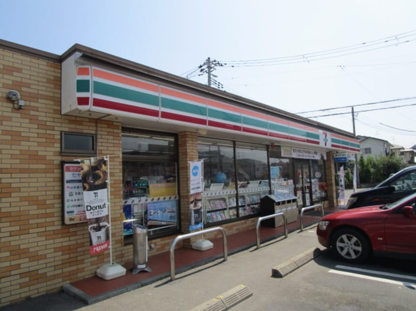 セブンイレブン(コンビニ)まで820m ファミーユヴィラ