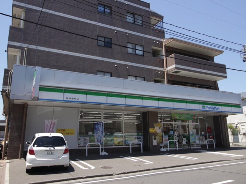 ファミリーマート穀町店(コンビニ)まで450m ソレイユ